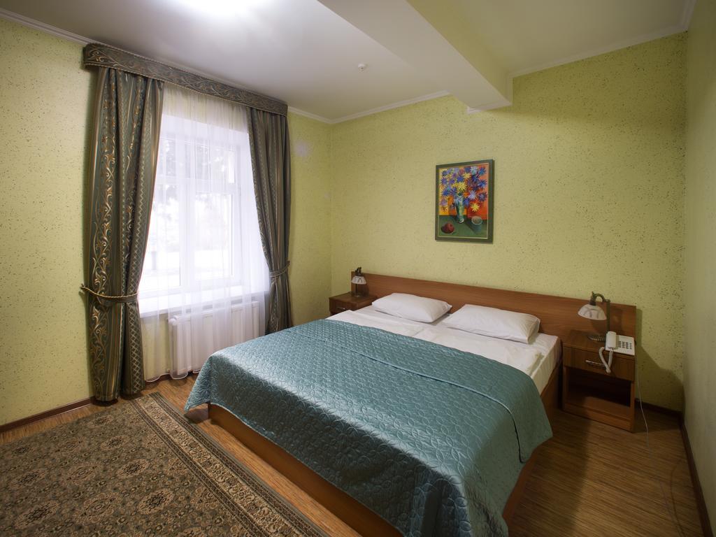 Gala Hotel Kamjanez-Podilskyj Zimmer foto